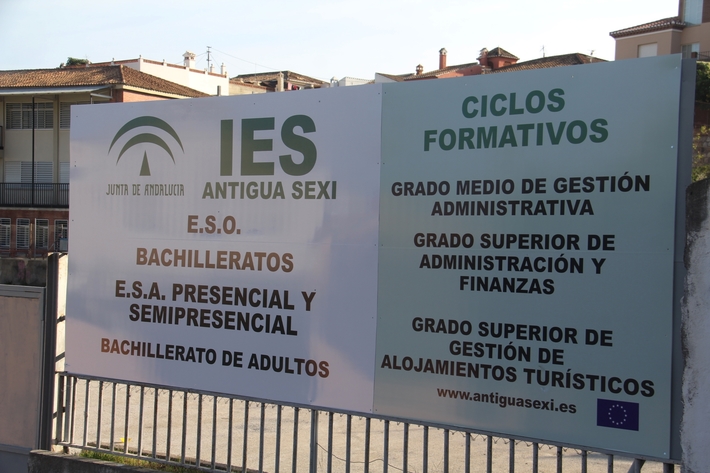 Finalizan las obras de acerado del vial de acceso principal al Instituto Antigua Sexi